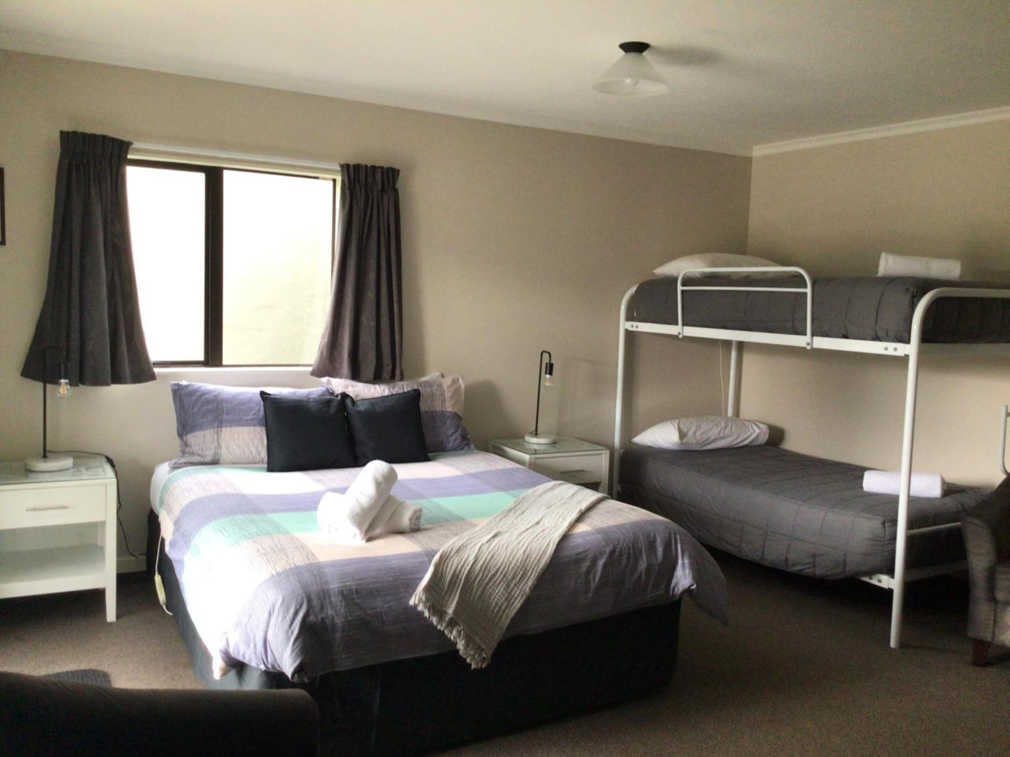 Fiordland Great Views Holiday Park Te Anau Bagian luar foto