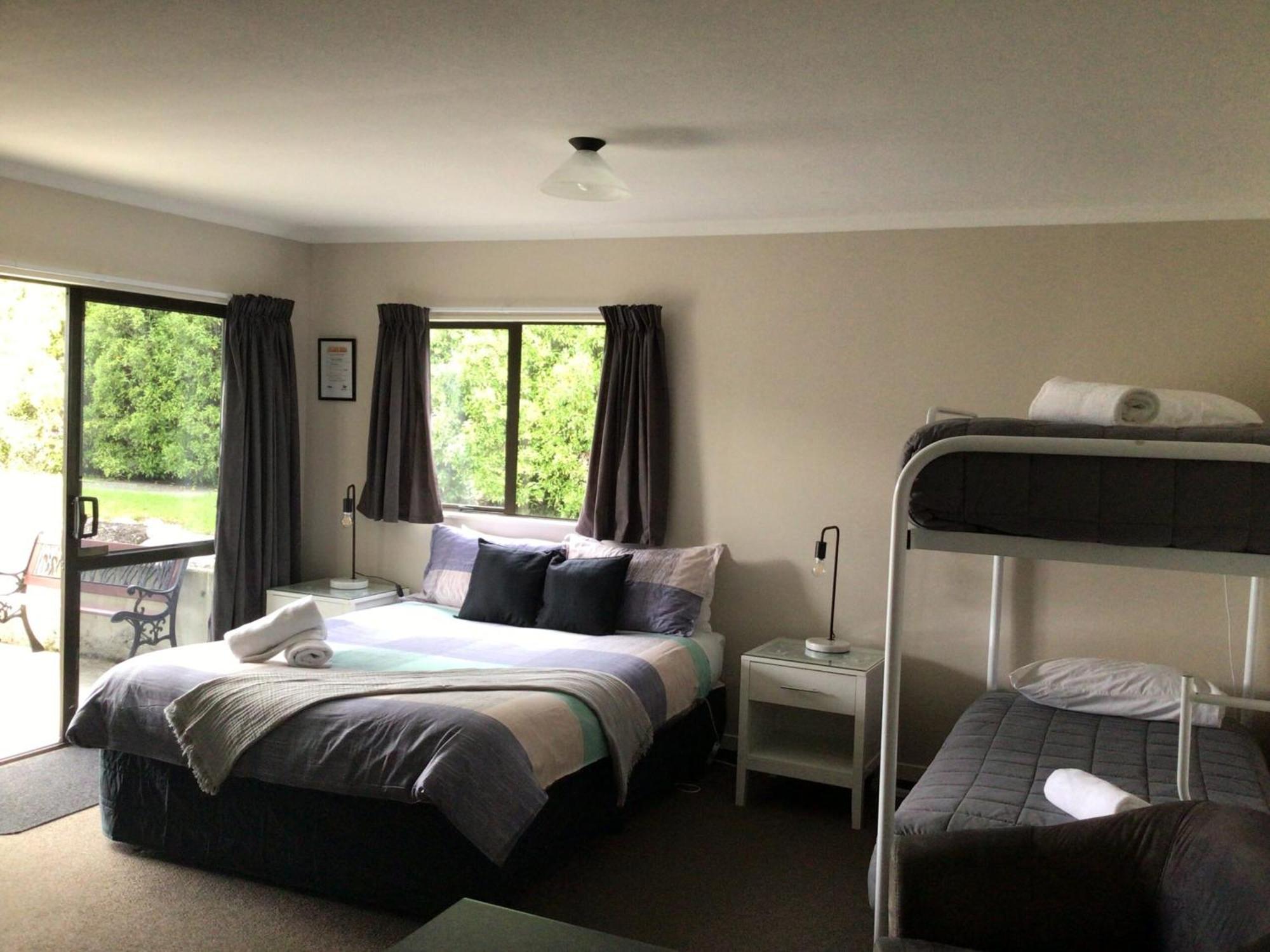 Fiordland Great Views Holiday Park Te Anau Bagian luar foto